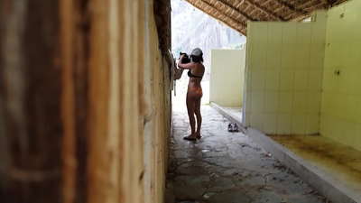 ceamara spy ar chomhghleacaí ollscoile Spáinneach